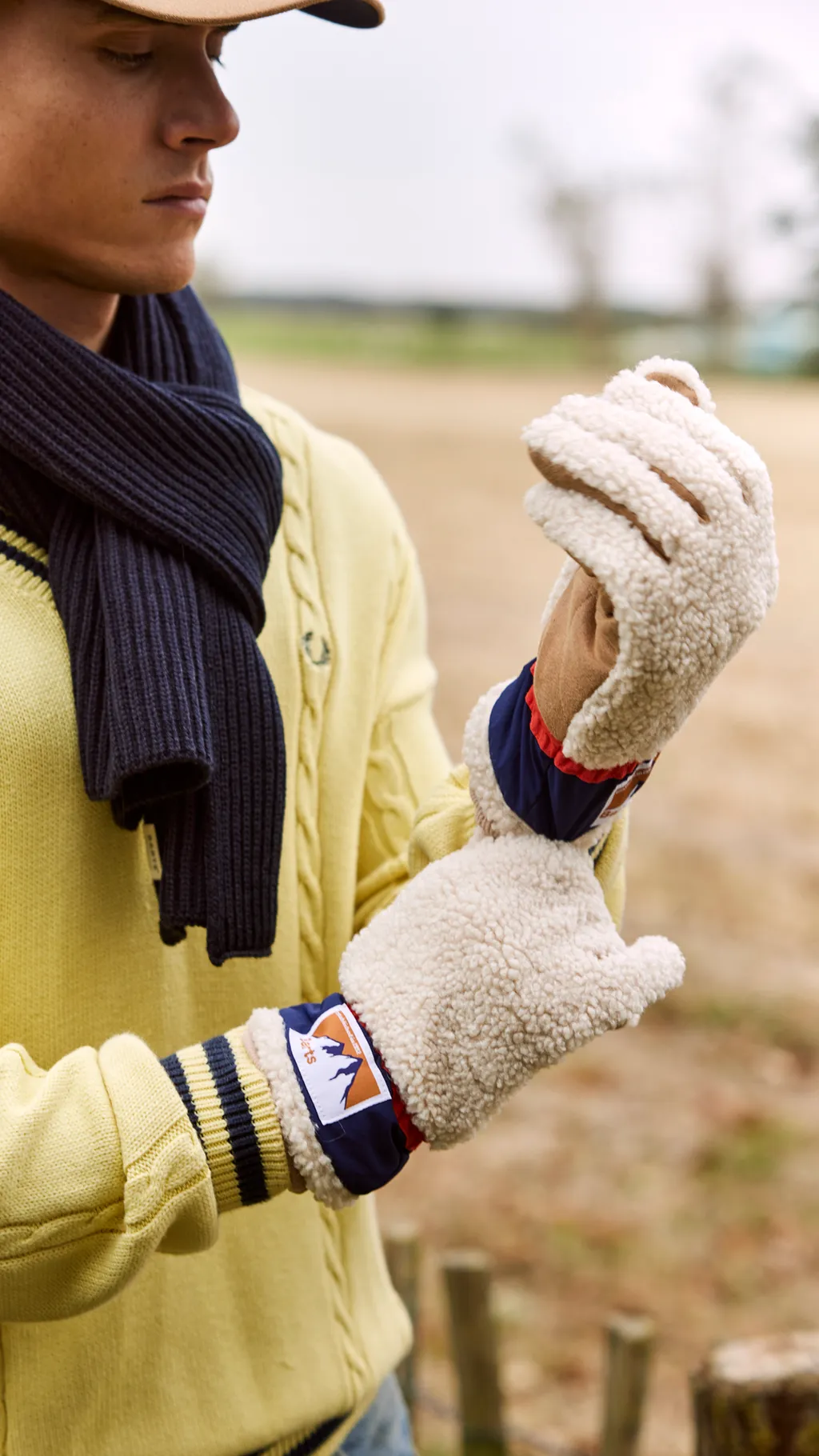 Barts Isafjord Unisex Teddy Fleece Handschuhe in Wheat Barts Isafjord Unisex Teddy Fleece Handschuhe in Wheat