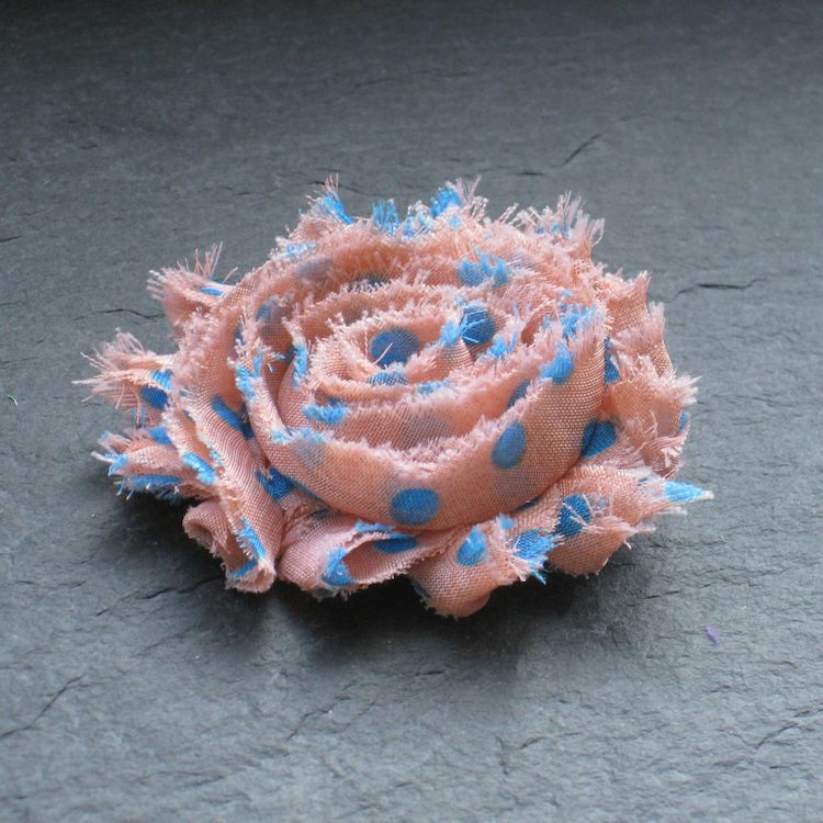 PEACH-BLAUE-PUNKTE-SHABBY-CHIC-BLU-TEN-CLIP Wowzers Blütenclips - Shabby Chic für Haare & Kleidung - Gepunktet