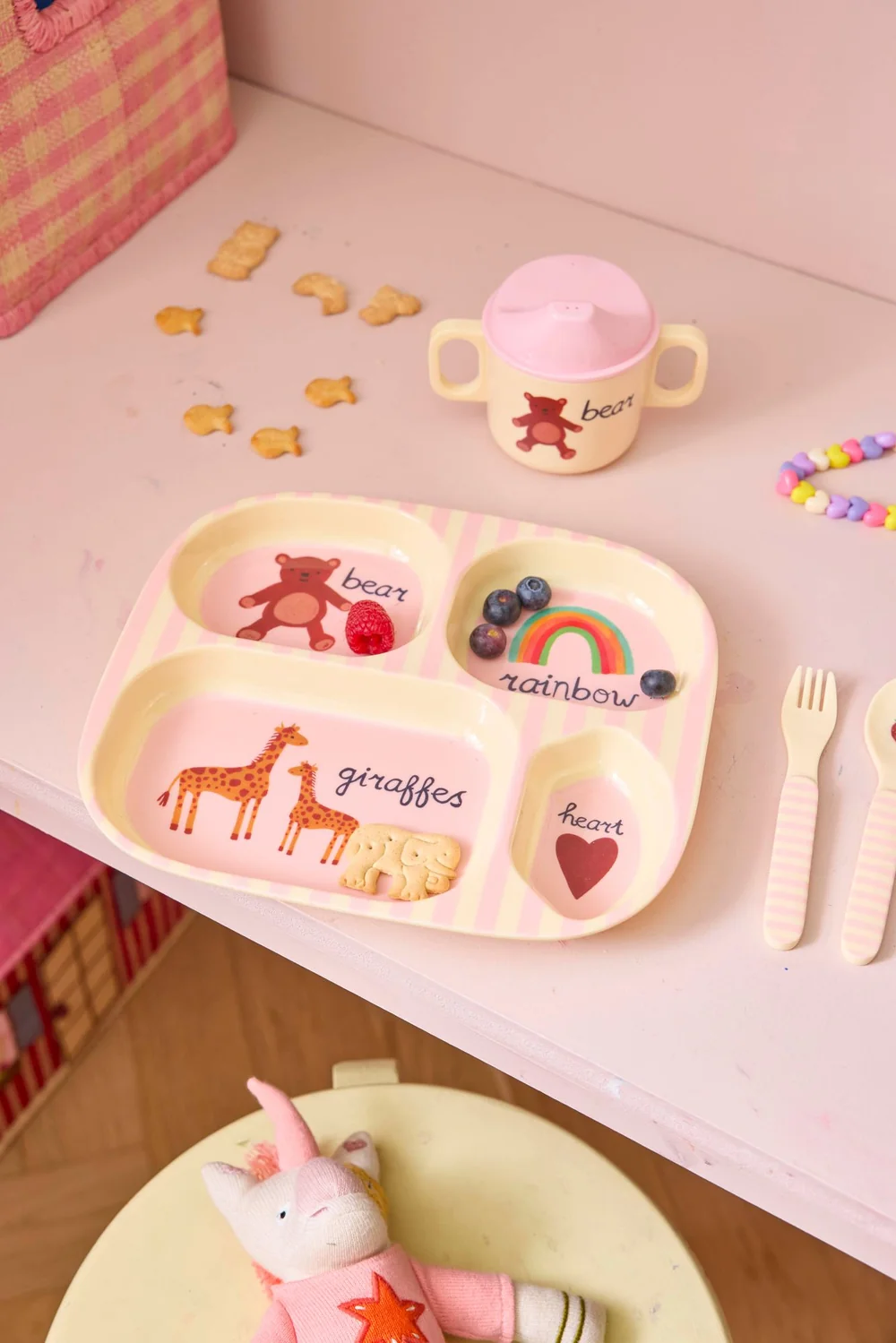 RICE Kinderteller mit 4 Fächern – Pink ABC Print aus Melamin RICE Kinderteller mit 4 Fächern – Pink ABC Print aus Melamin
