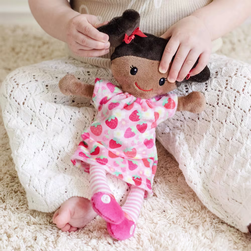 Tiger Tribe Mini Puppe Stoffpuppe Ava mit Erdbeeren Kleid