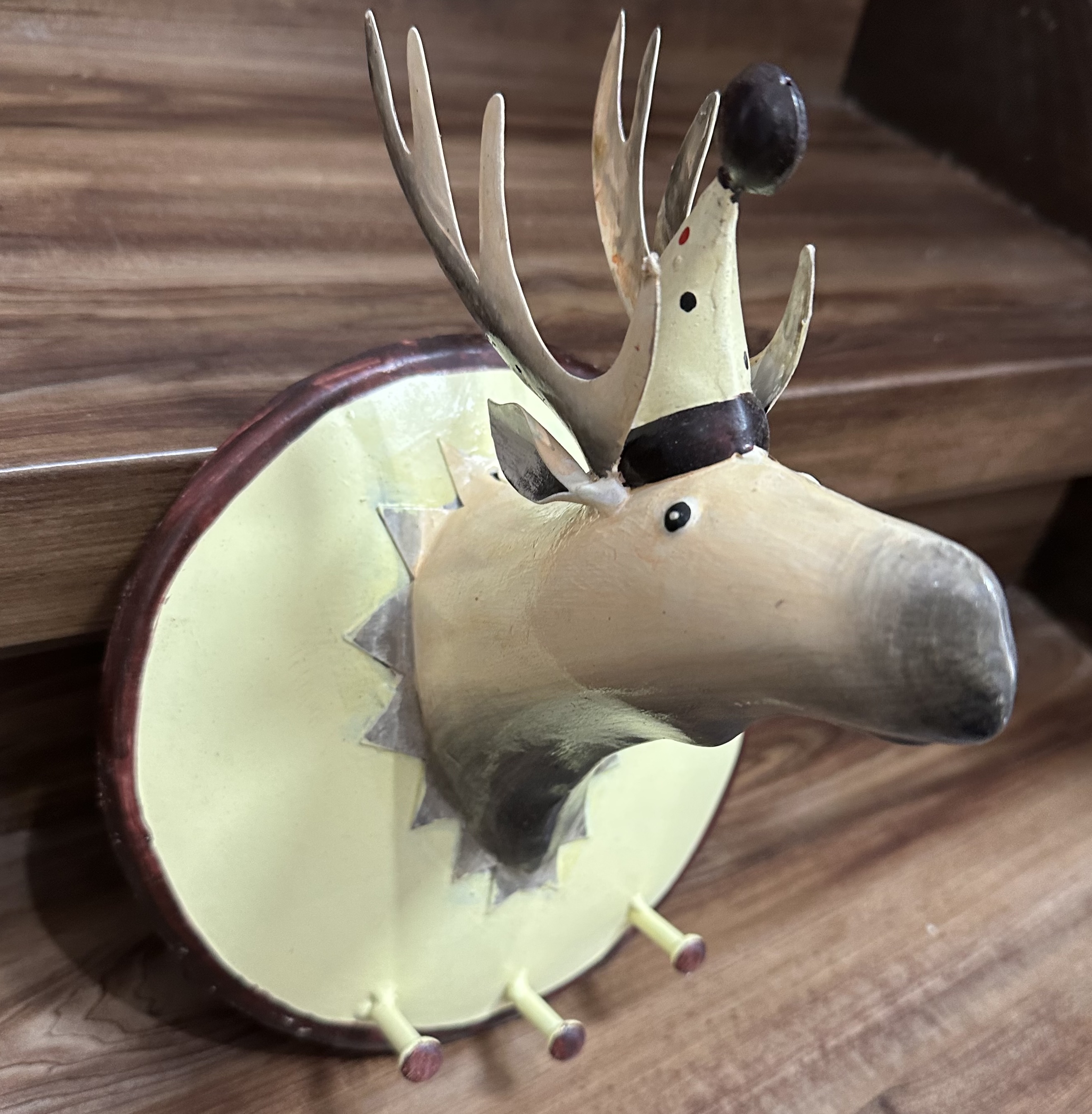 Pape Kunstgewerbe Wandhaken Trophäe Weihnachtsedition - Hirsch mit Weihnachtsmütze