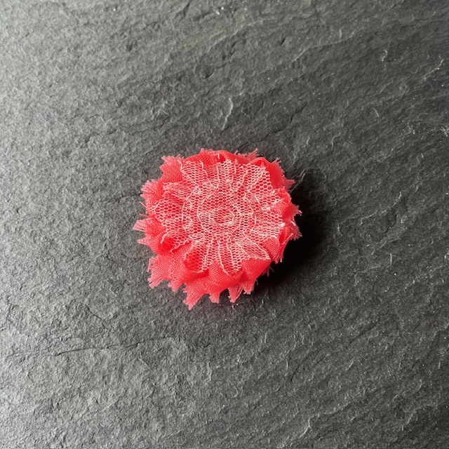 Wowzers Petit Shabby Chic Stoffblume Blüte am Band - Neon Coral- 3 Blumen Wowzers Petit Shabby Chic Stoffblume Blüte am Band - Neon Coral- 3 Blumen