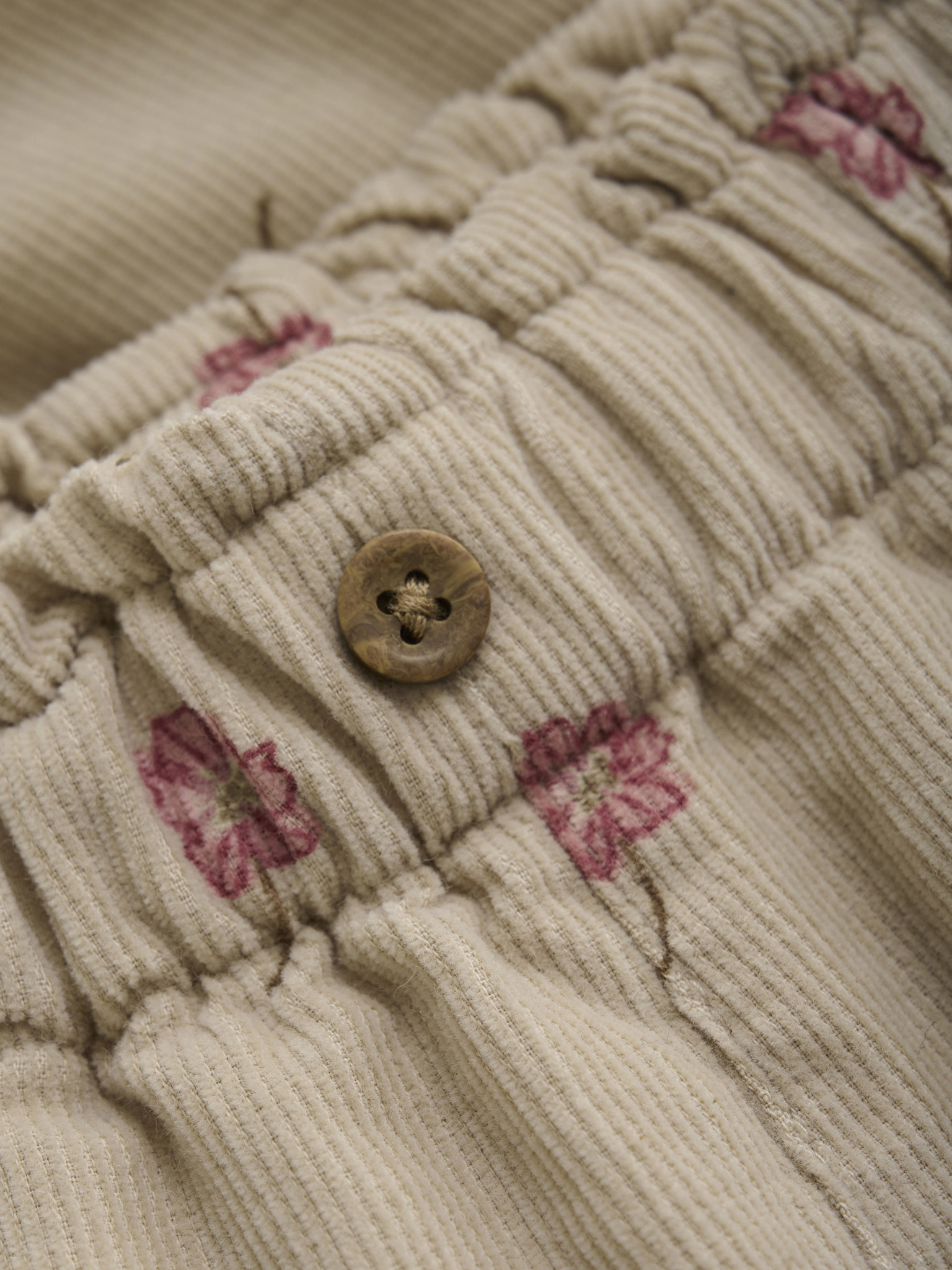 Minymo Baby Mädchen Cordhose - Oxford Tan/Braun mit Rosa Blumen Minymo Baby Mädchen Cordhose - Oxford Tan/Braun mit Rosa Blumen