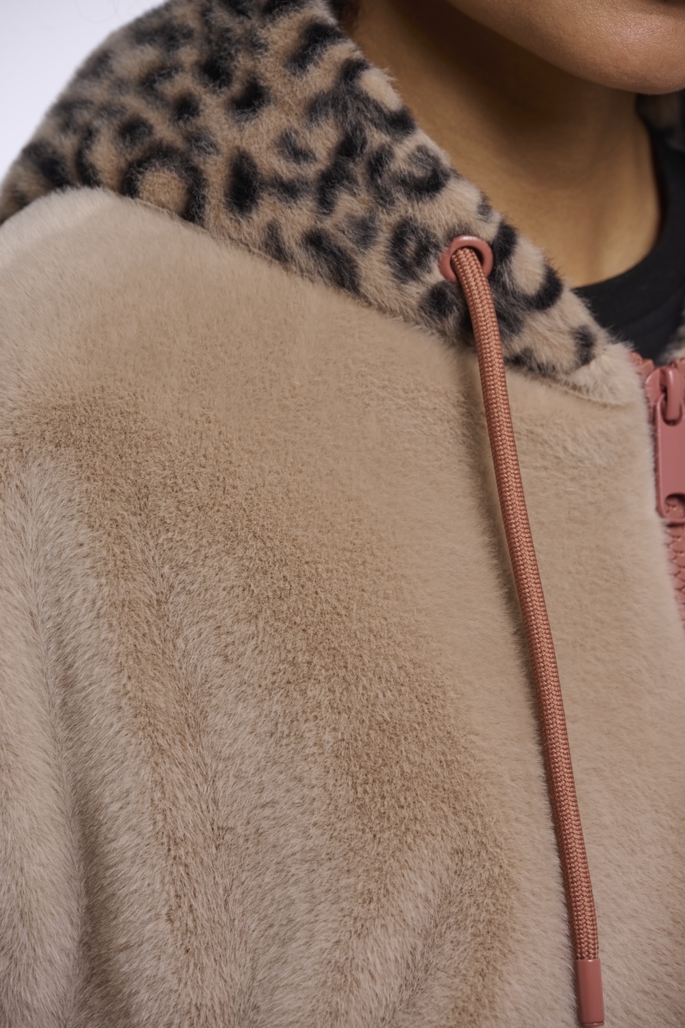 Rino & Pelle Ori Ultra Soft Faux Fell Zipperjacke in Oat Beige mit Leomuster am Kapuze