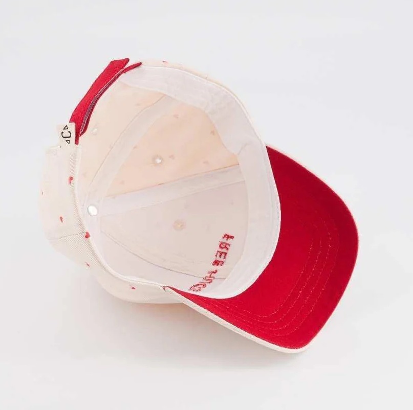 Chamaye Cap für Kinder in Creme mit Herzen - Free Hugs Chamaye Cap für Kinder in Creme mit Herzen - Free Hugs