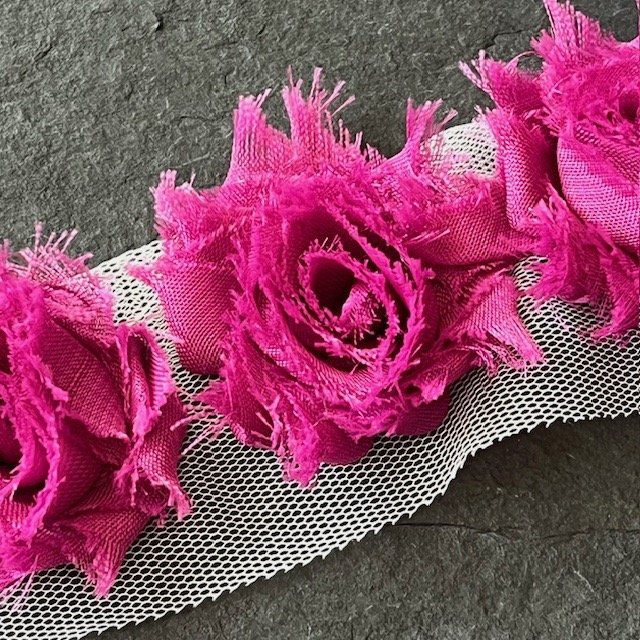 Wowzers Petit Shabby Chic Stoffblume - Plum - 3 Blumen Wowzers Petit Shabby Chic Stoffblume - Plum - 3 Blumen