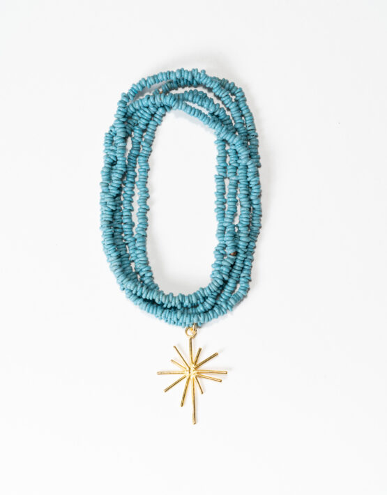 LUMISHA-SUMEER-21-458-555x710 Lumisha Lange Kette Bala Vintage in Blau mit Anhänger in Gold