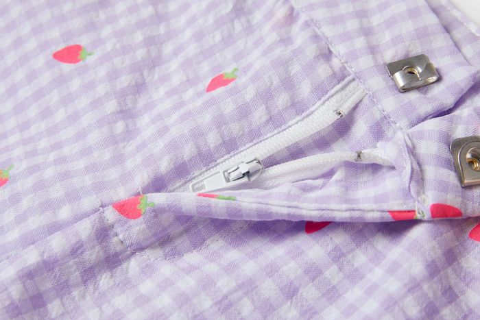 Someone Shorts Elina - Flieder Vichy Karo mit Erdbeeren Someone Shorts Elina - Flieder Vichy Karo mit Erdbeeren