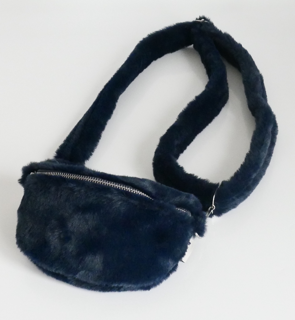 KisMe Crossbody Sidebag Vollplüsch in Navy Blau