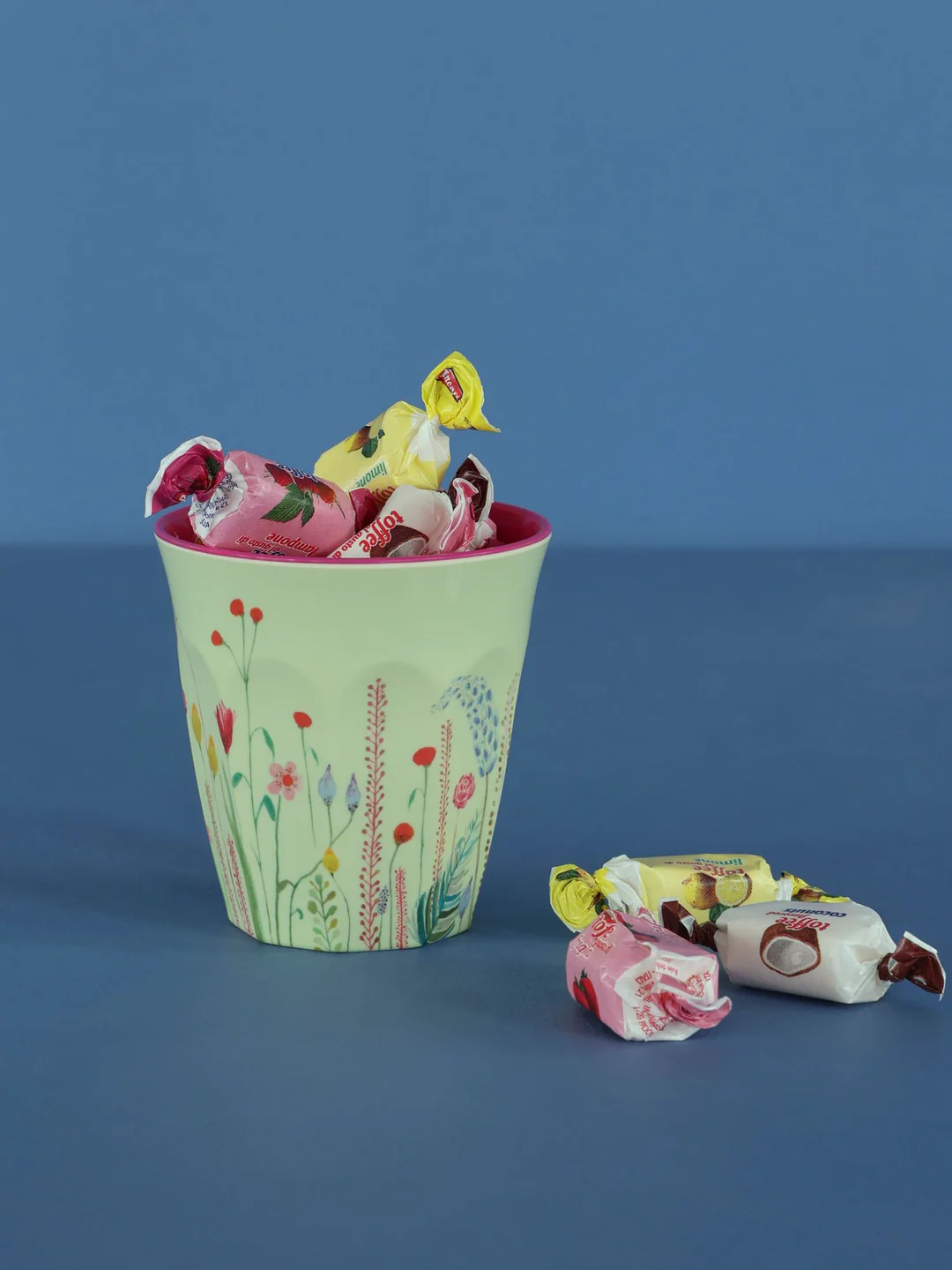 RICE Medium Melamin Becher in Pastellgrün Sommer Blumen - Summer Flowers Print