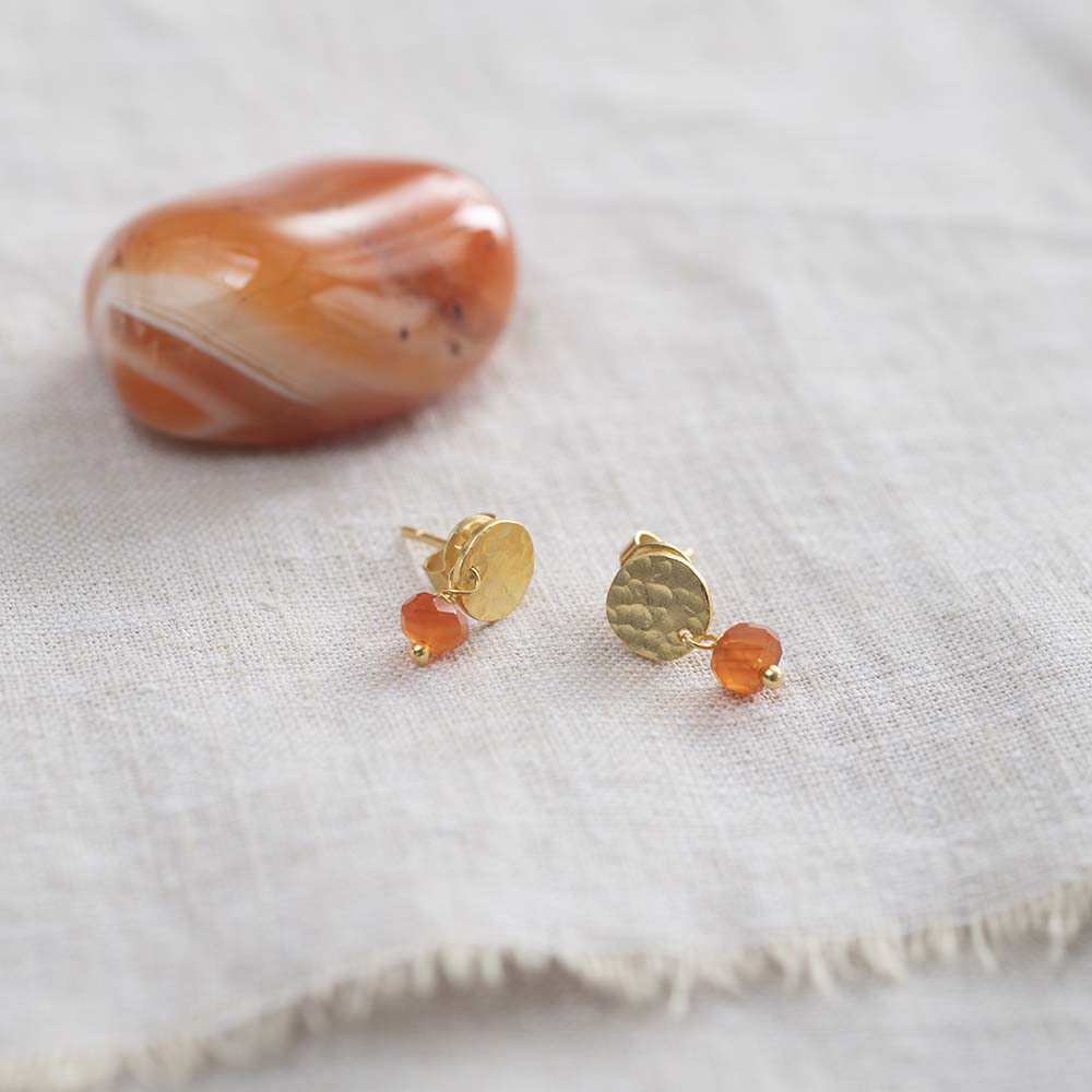 AW30808-Mini-Coin-Carnelian-Gold-Earrings A Beautiful Story Gold Ohrringe - Mini Coin Karneol