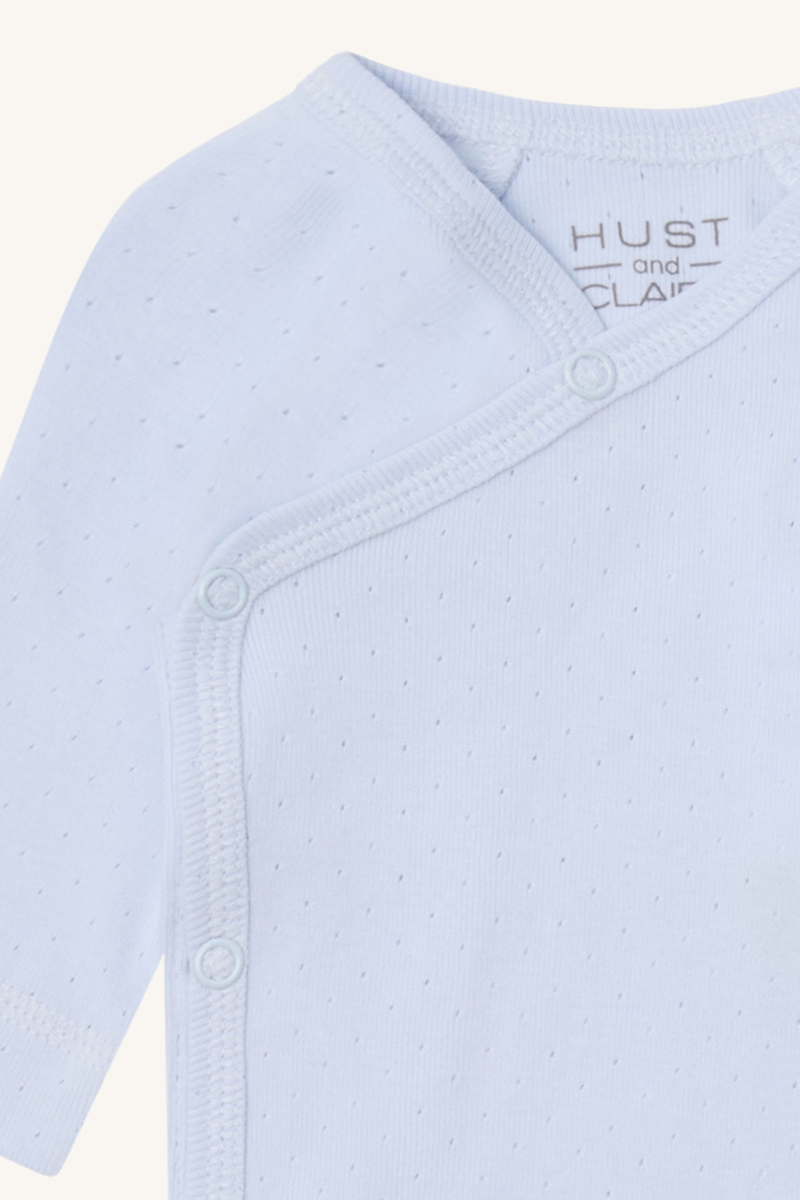Hust & Claire Biak Langarm Wickelbody mit Lochmuster in Winter Sky Blau Hust & Claire Biak Langarm Wickelbody mit Lochmuster in Winter Sky Blau