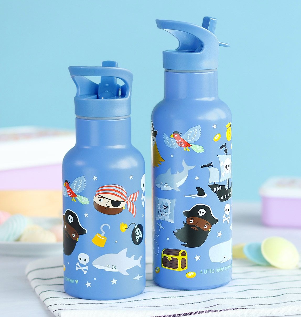 A Lovely Little Company Thermos Edelstahl Trinkflasche mit Strohhalm - Piraten A Lovely Little Company Thermos Edelstahl Trinkflasche mit Strohhalm - Piraten