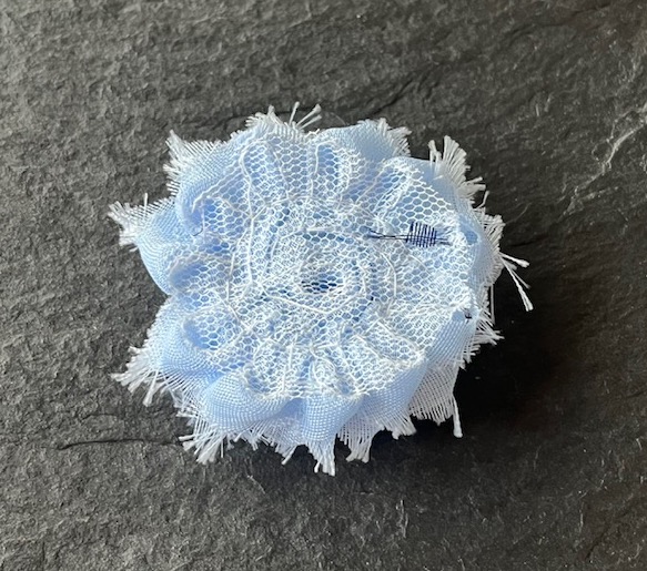 Wowzers Petit Shabby Chic Stoffblume - Hellblau - 3 Blumen Wowzers Petit Shabby Chic Stoffblume - Hellblau - 3 Blumen