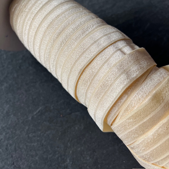 Wowzers Bastelbedarf elastischen Satin Band in Vanille Creme- 1 Meter Wowzers Bastelbedarf elastischen Satin Band in Vanille Creme- 1 Meter