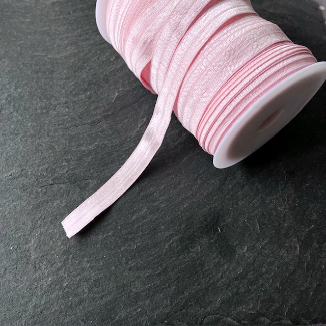 Wowzers Bastelbedarf elastischen Satin Band in Zartrosa - 1 Meter Wowzers Bastelbedarf elastischen Satin Band in Zartrosa - 1 Meter