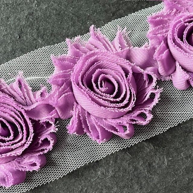 Wowzers Shabby Chic Stoffblume Blüte am Band - Dusty Lila - 3 Blumen Wowzers Shabby Chic Stoffblume Blüte am Band - Dusty Lila - 3 Blumen