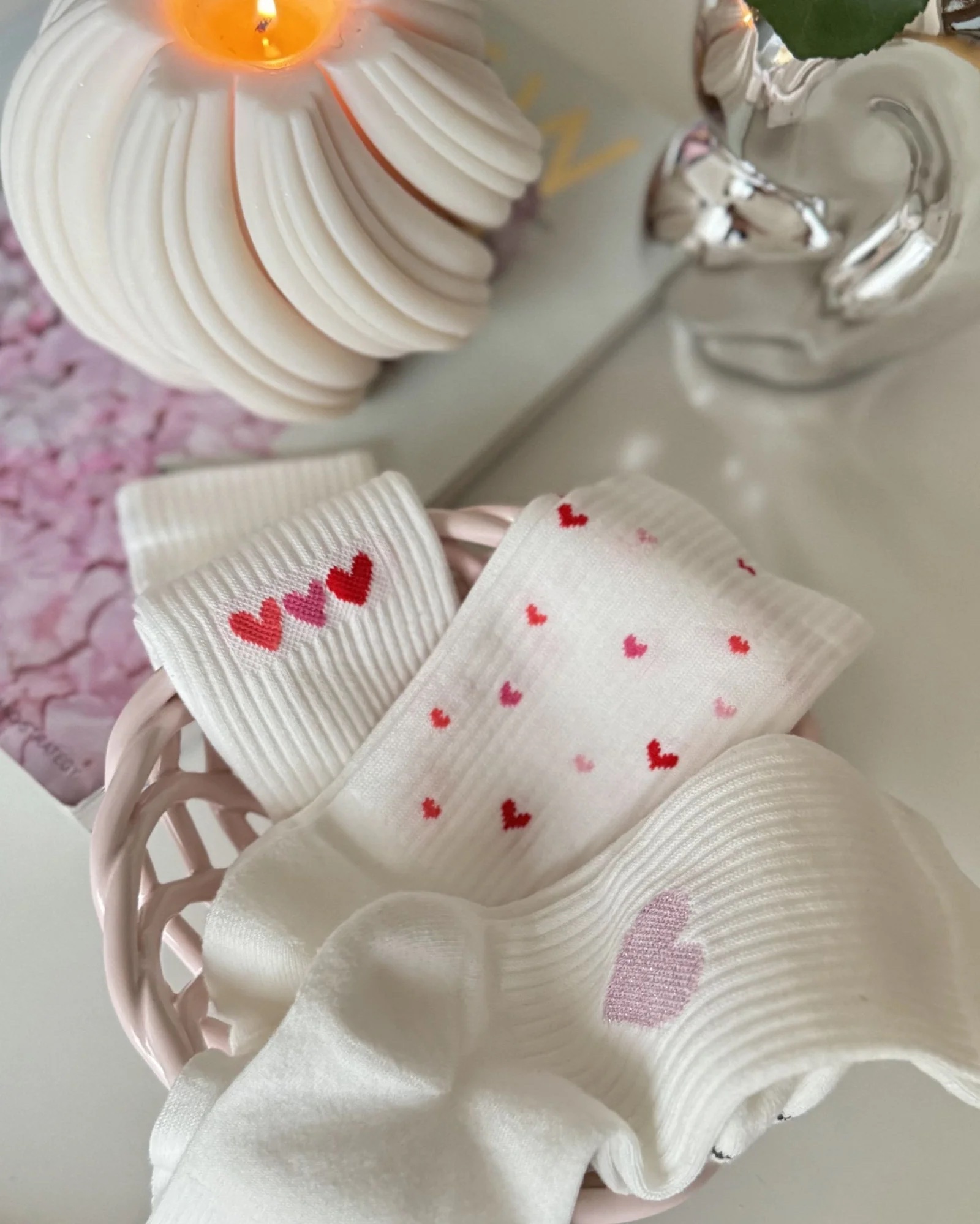 le ooley Socken Sportliche Icon Socken mit Herzen Allover - Love is Everywhere le ooley Socken Sportliche Icon Socken mit Herzen Allover - Love is Everywhere