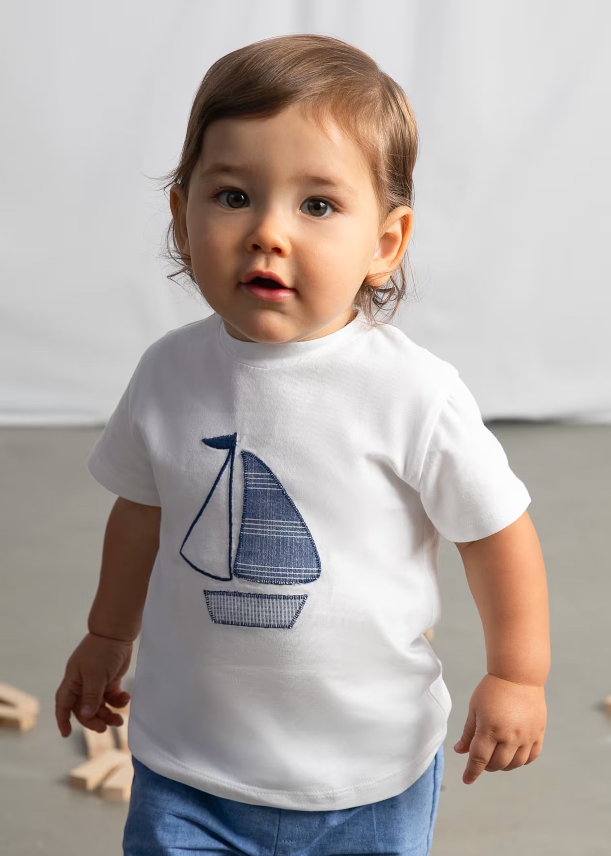 Mayoral Kurzarm T-Shirt in Weiß mit Stickerei - Segelboot in Blau Mayoral Kurzarm T-Shirt in Weiß mit Stickerei - Segelboot in Blau