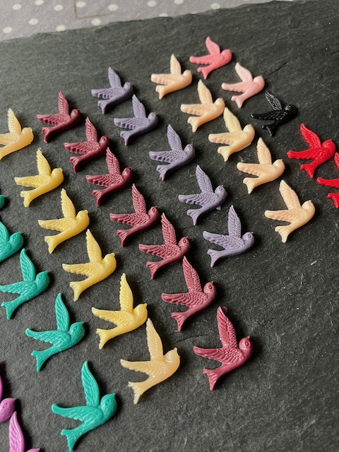 Wowzers Bastelbedarf Cabachons - Resin Vogel Bunt - 44 Stück Wowzers Bastelbedarf Cabachons - Resin Vogel Bunt - 44 Stück