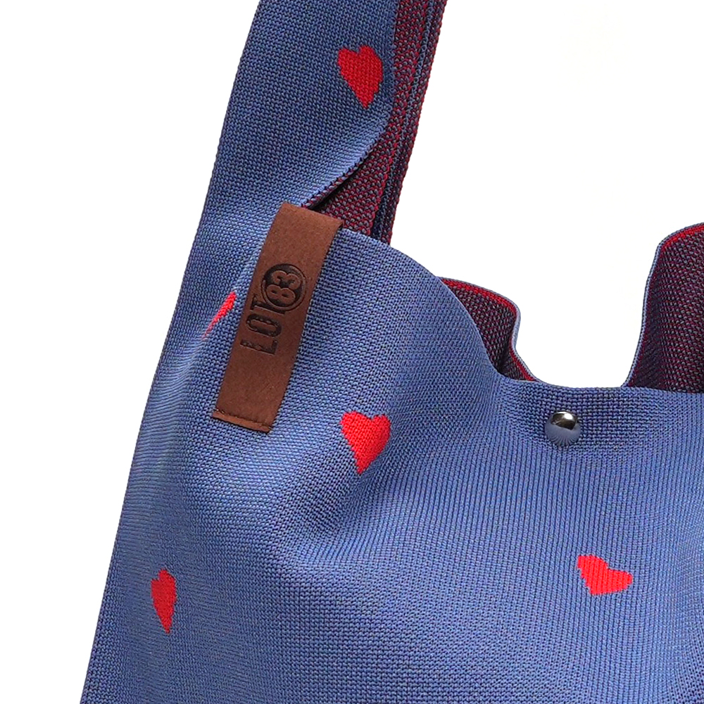 LOT83 Gestrickte Shopper Tasche mit mit Druckknopf - Jeansblau mit Herzen Allover LOT83 Gestrickte Shopper Tasche mit mit Druckknopf - Jeansblau mit Herzen Allover