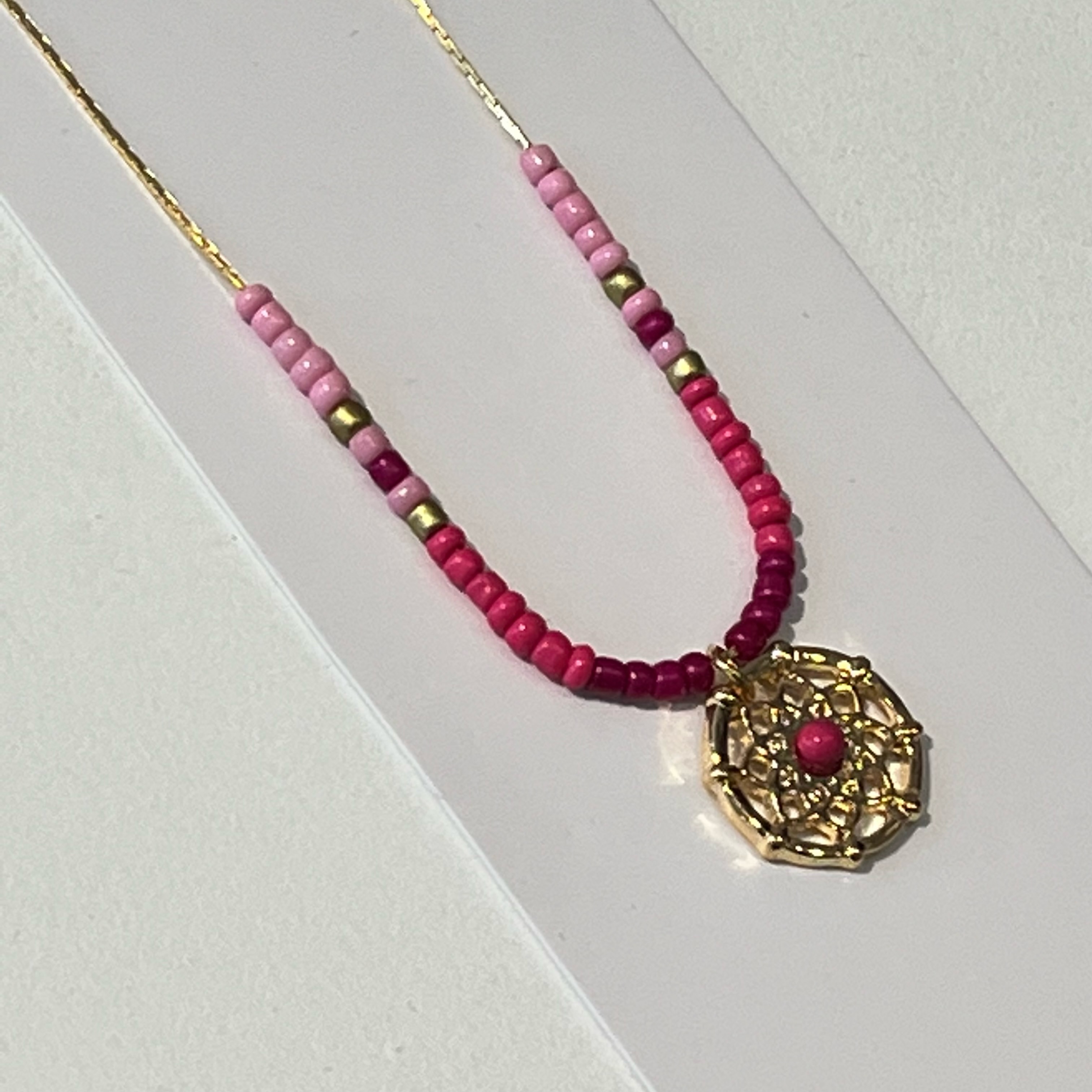 image2kJ1fm4HuWOgKo Lumisha Xana Kette mit Medaille - Pink & Rosa