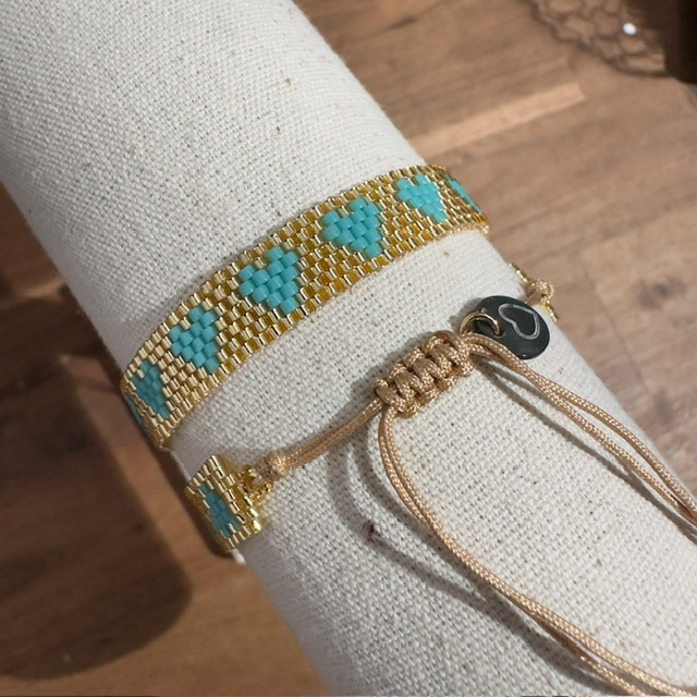 Lua All My Love Armband mit bunten Perlen - Gold mit Türkis Herzen