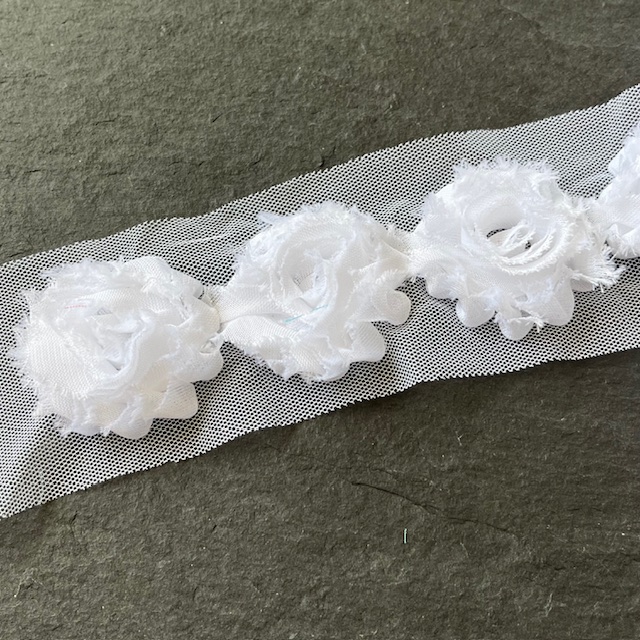 Wowzers Petit Shabby Chic Stoffblume - Weiß - 3 Blumen Wowzers Petit Shabby Chic Stoffblume - Weiß - 3 Blumen