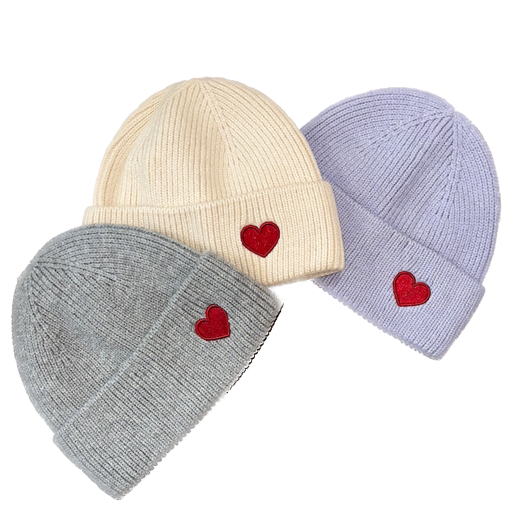 Beanie Mütze aus Viskose in Flieder mit Herz Beanie Mütze aus Viskose in Flieder mit Herz
