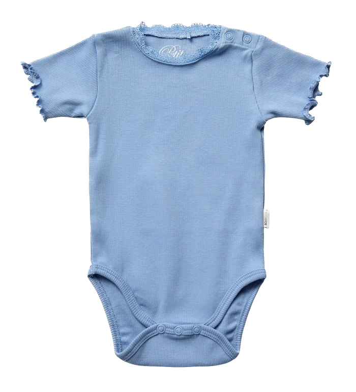 Sofie Schnoor Kurzarm Body Gerippt mit Spitze in Bright Blue Puderblau - SALE Sofie Schnoor Kurzarm Body Gerippt mit Spitze in Bright Blue Puderblau - SALE