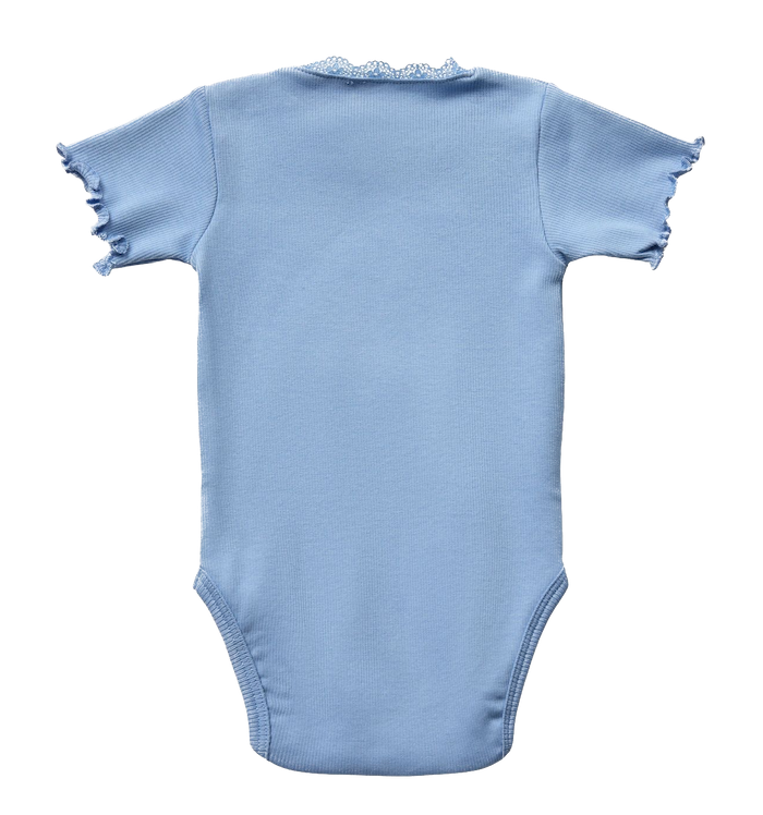 Sofie Schnoor Kurzarm Body Gerippt mit Spitze in Bright Blue Puderblau - SALE