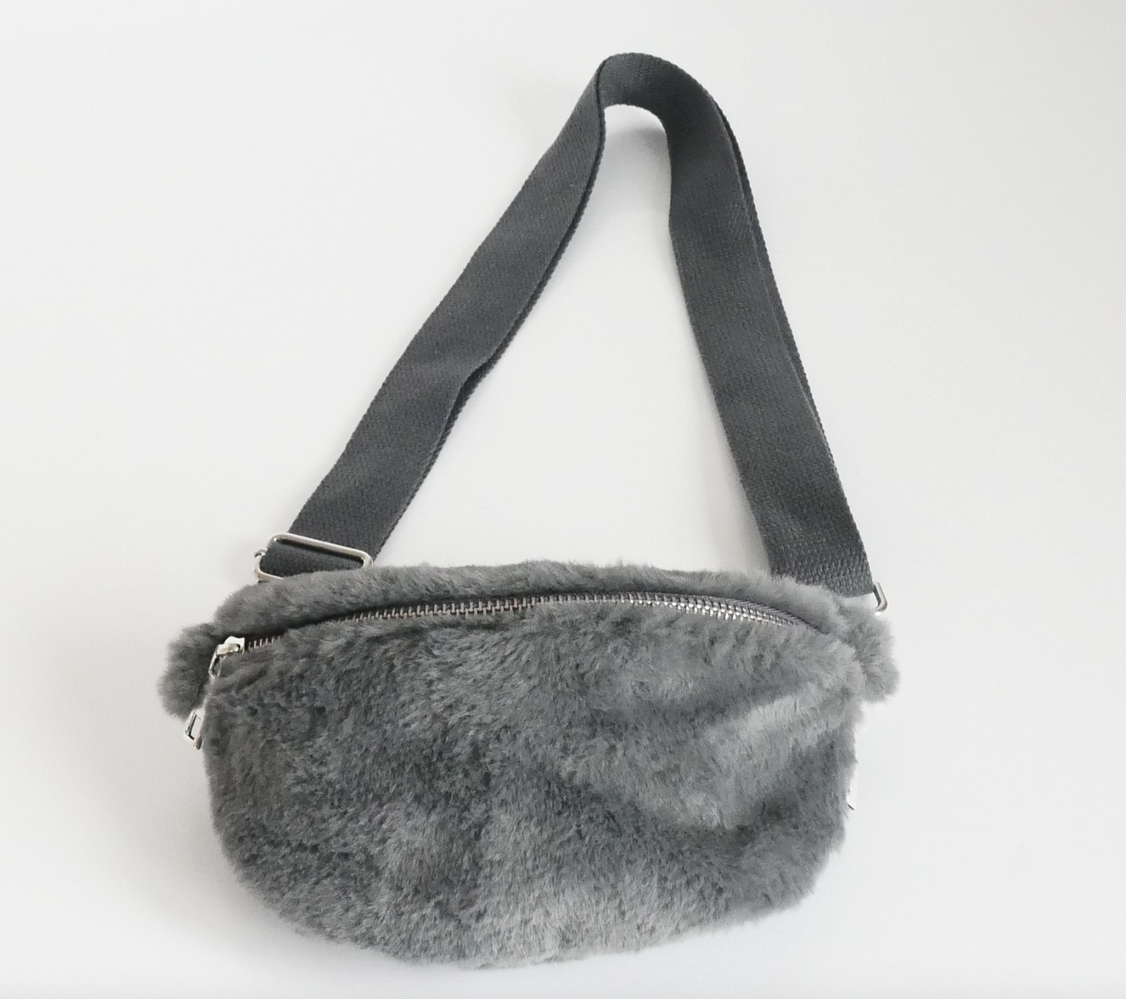 KisMe Crossbody Sidebag Tasche - Vollplüsch in Dunkelgrau mit Unifarbenen Band KisMe Crossbody Sidebag Tasche - Vollplüsch in Dunkelgrau mit Unifarbenen Band