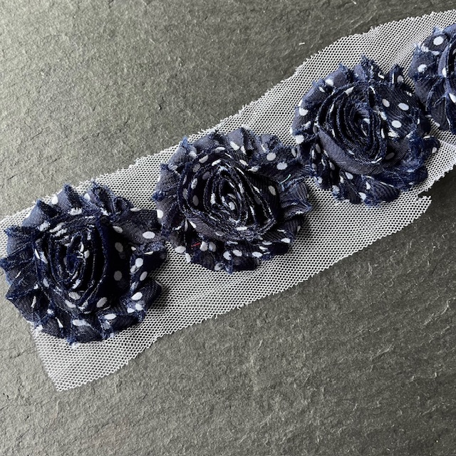 Wowzers Shabby Chic Stoffblume Blüte am Band - Navy Blau Gepunktet - 3 Blumen 