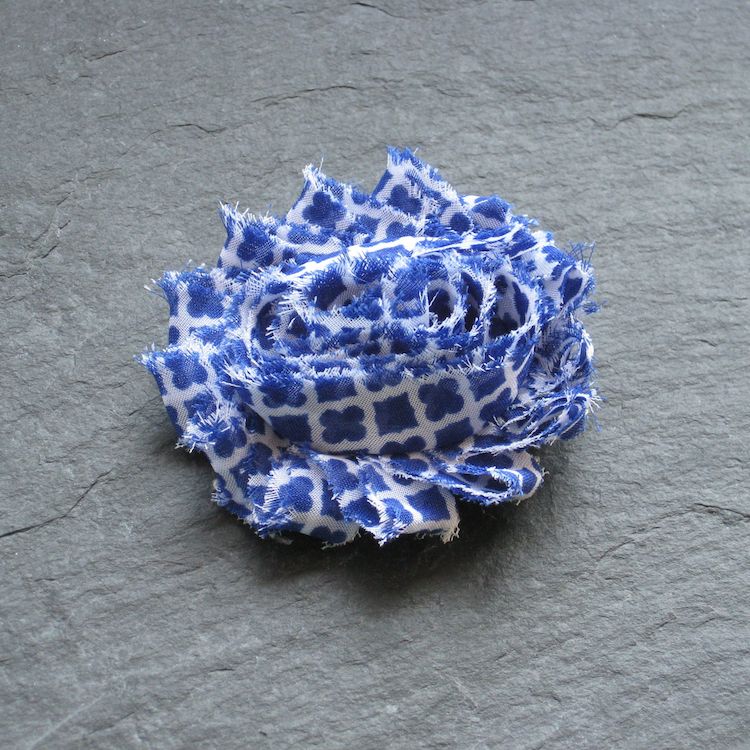 ROYAL-QUADROFOIL-BLU-TEN-CLIP-SHABBY-CHIC Wowzers Blütenclips - Shabby Chic für Haare & Kleidung - Gemustert