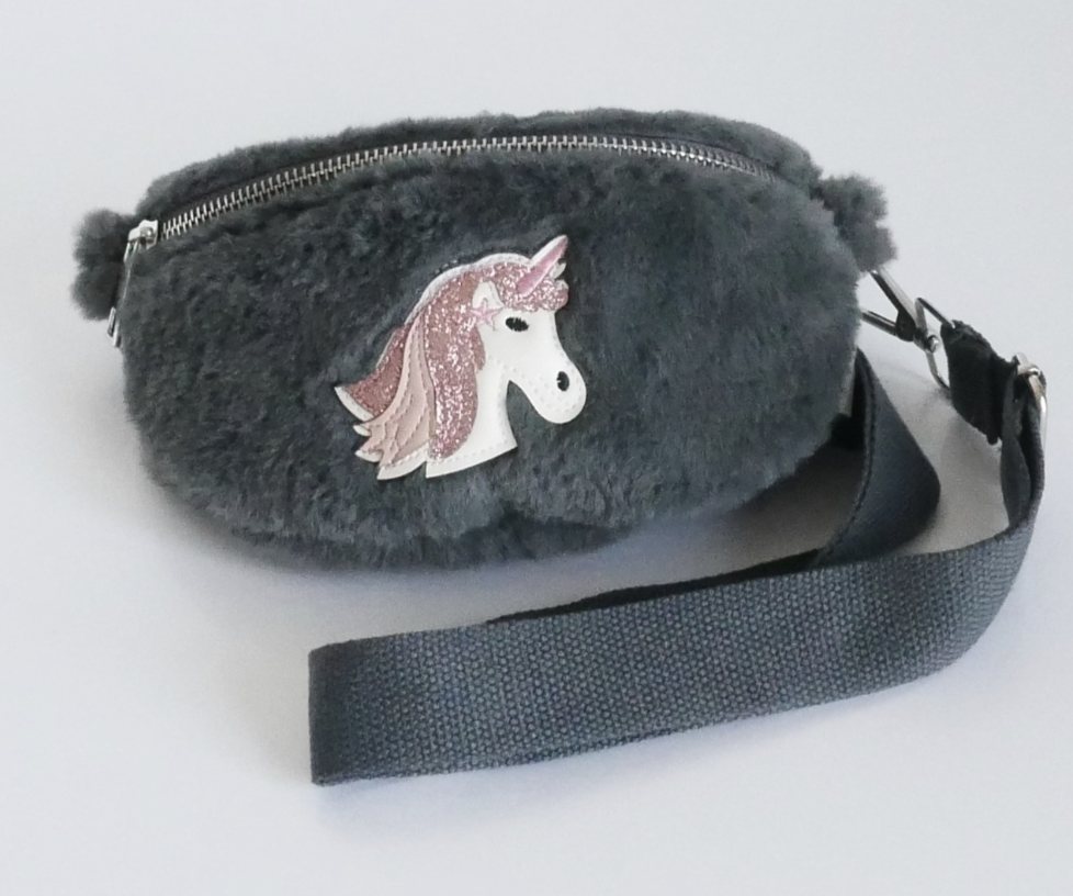 KisMe Crossbody Tasche Sidebag - Einhorn Plüsch mit Stoffband - Dunkelgrau KisMe Crossbody Tasche Sidebag - Einhorn Plüsch mit Stoffband - Dunkelgrau