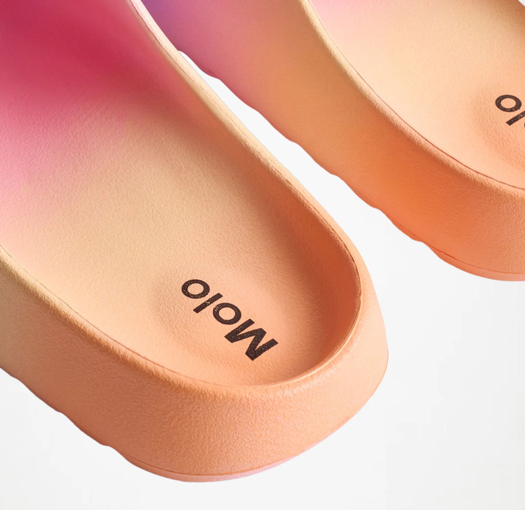 Molo Zion Slide Flip Flop Sandalen in Flieder bis Pink & Coral Sunset Farbverlauf Molo Zion Slide Flip Flop Sandalen in Flieder bis Pink & Coral Sunset Farbverlauf