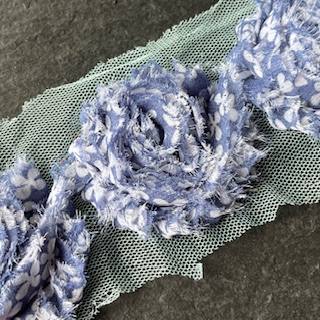 Wowzers Shabby Chic Stoffblume Blüte am Band - Klee Blau - 3 Blumen Wowzers Shabby Chic Stoffblume Blüte am Band - Klee Blau - 3 Blumen