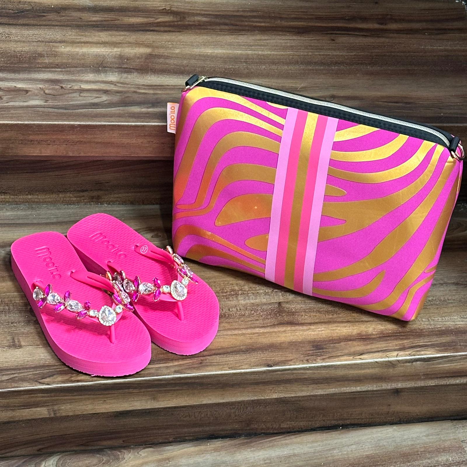 Moo' Ilo Damen Flip Flops mit Strasssteinen in Dora Pink + Neoprene Pink & Gold Zebra Clutch