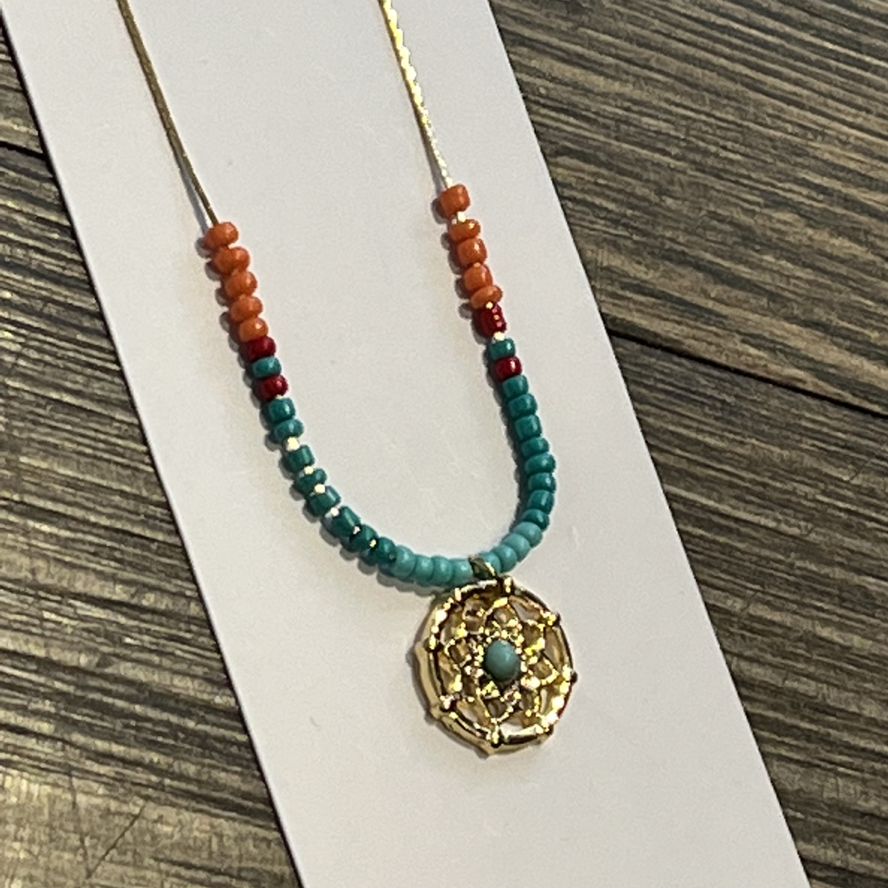 IMG_2316 Lumisha Xana Kette mit Medaille - Türkis, Orange & Rot