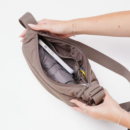 GOT BAG Puffer Moon Bag Crossbody Tasche Monochrome Oyster - Taupe GOT BAG Puffer Moon Bag Crossbody Tasche Monochrome Oyster - Taupe