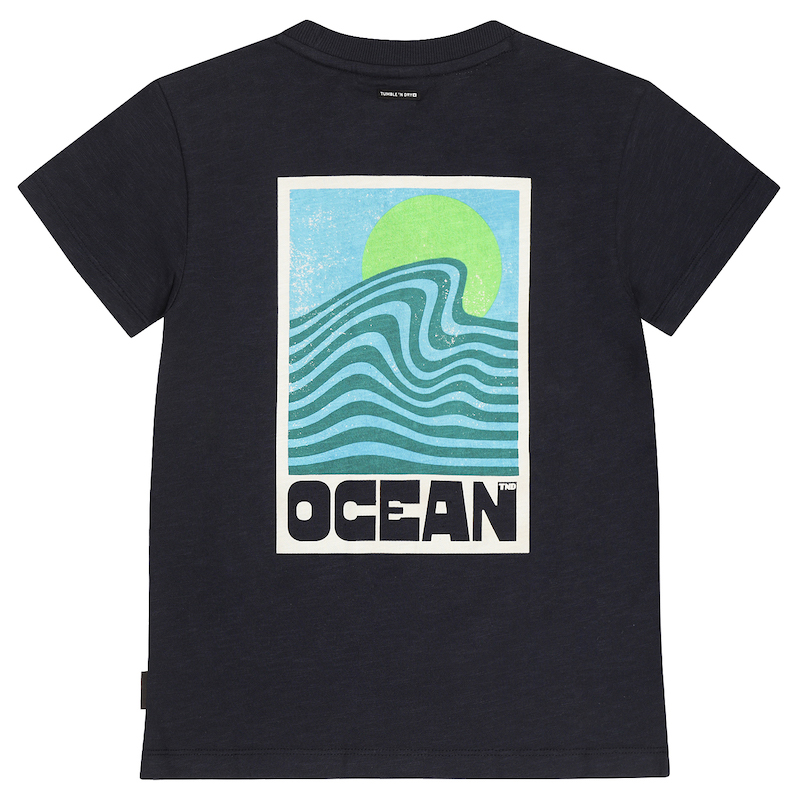 Tumble N Dry Ocean Bay Kurzarm T-Shirt in Navy Blau mit Surfbretter und Backprint Tumble N Dry Ocean Bay Kurzarm T-Shirt in Navy Blau mit Surfbretter und Backprint