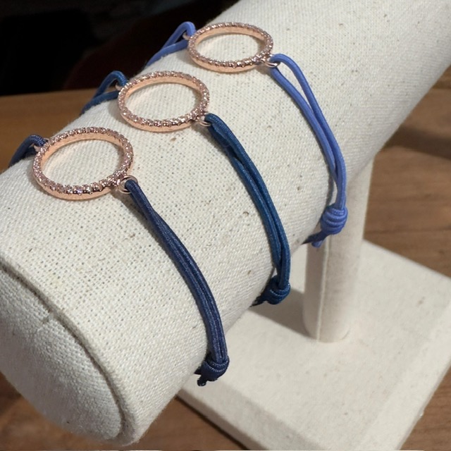 PHOTO-2023-11-07-12-58-44 Lua Circle of Life Armband - Elastisch mit Gold Kreis - Hellblau bis Dunkelblau