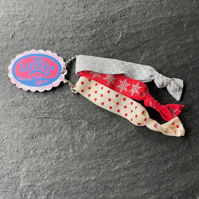 Wowzers Hair Ties Set von 3 Armbänder / Haargummis - Grau Lattice, Rote Schneeflocken & Metallic Punkte Wowzers Hair Ties Set von 3 Armbänder / Haargummis - Grau Lattice, Rote Schneeflocken & Metallic Punkte