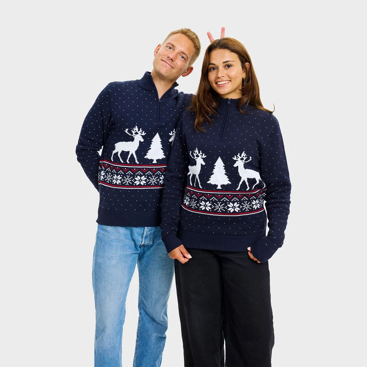 Weihnachtspullover Damen & Herren in Navy mit Rentier und Schneeflocken Half-Zip Henley – 100 % GOTS Bio-Baumwolle Weihnachtspullover Damen & Herren in Navy mit Rentier und Schneeflocken Half-Zip Henley – 100 % GOTS Bio-Baumwolle