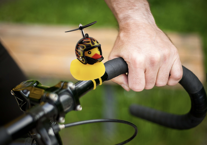Winkee Fahrradklingel Quietscheentchen mit Helm Flammenhelm