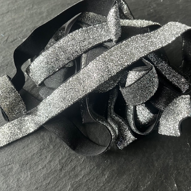 Wowzers Bastelbedarf Glitzer FOE Gummiband Schwarz & Silber - 1 Meter Wowzers Bastelbedarf Glitzer FOE Gummiband Schwarz & Silber - 1 Meter