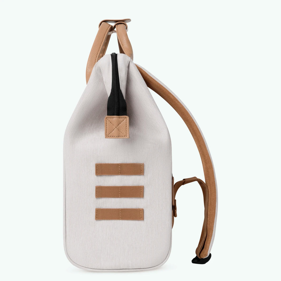 TDM_S24_ADVENTURER_MEDIUM_AREQUIPA_3701328390831_06_1066x-webp Cabaia Rucksack AREQUIPA Medium mit Laptop-Fach - Beige
