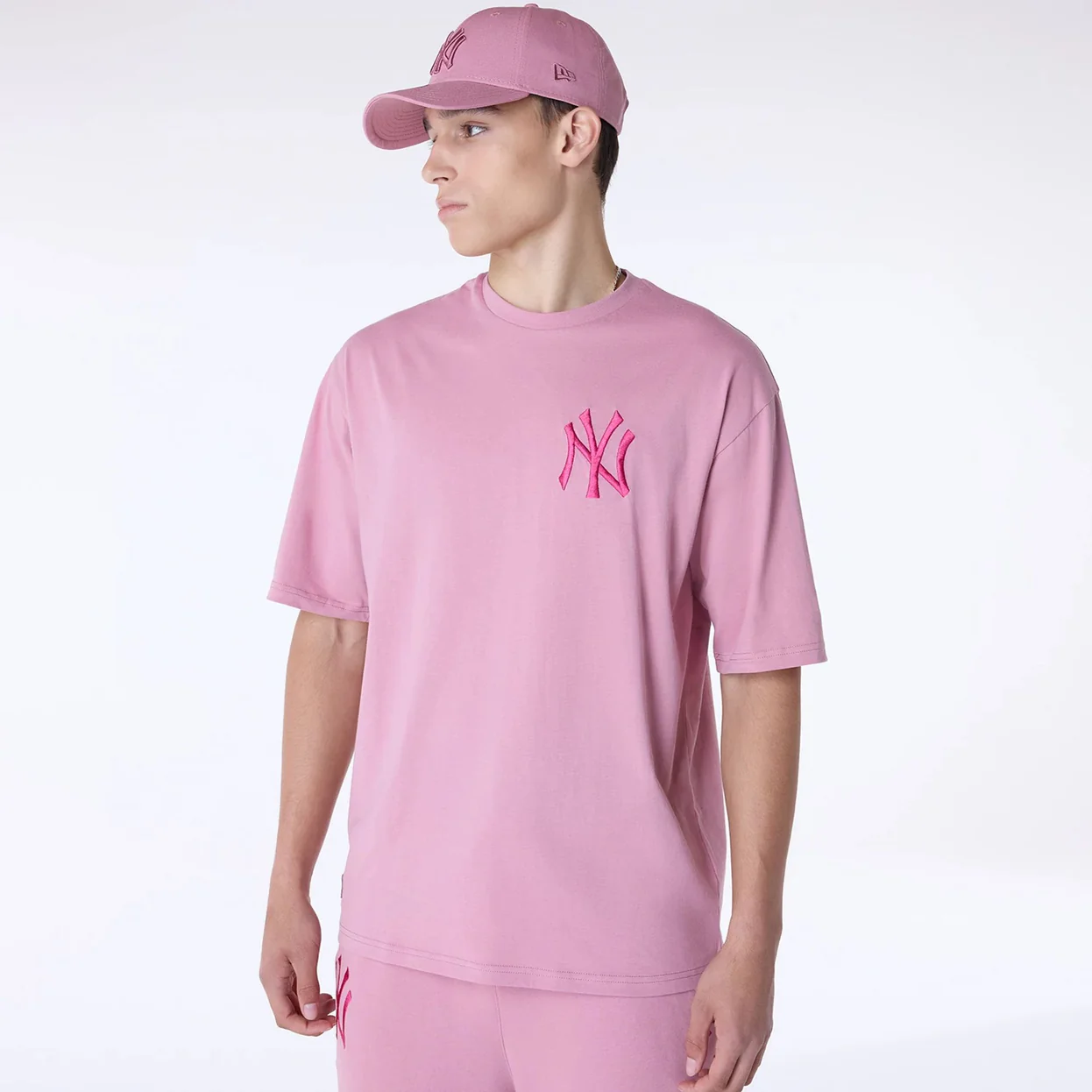 New Era T-Shirt Oversized in Rosa - New York Yankees MLB League Essential - SALE New Era T-Shirt Oversized in Rosa - New York Yankees MLB League Essential - SALE