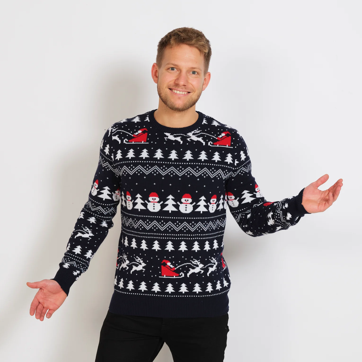 Christmas Sweater mit Schneemann & Santa Weihnachtspullover in Marineblau - Bio Baumwolle Christmas Sweater mit Schneemann & Santa Weihnachtspullover in Marineblau - Bio Baumwolle