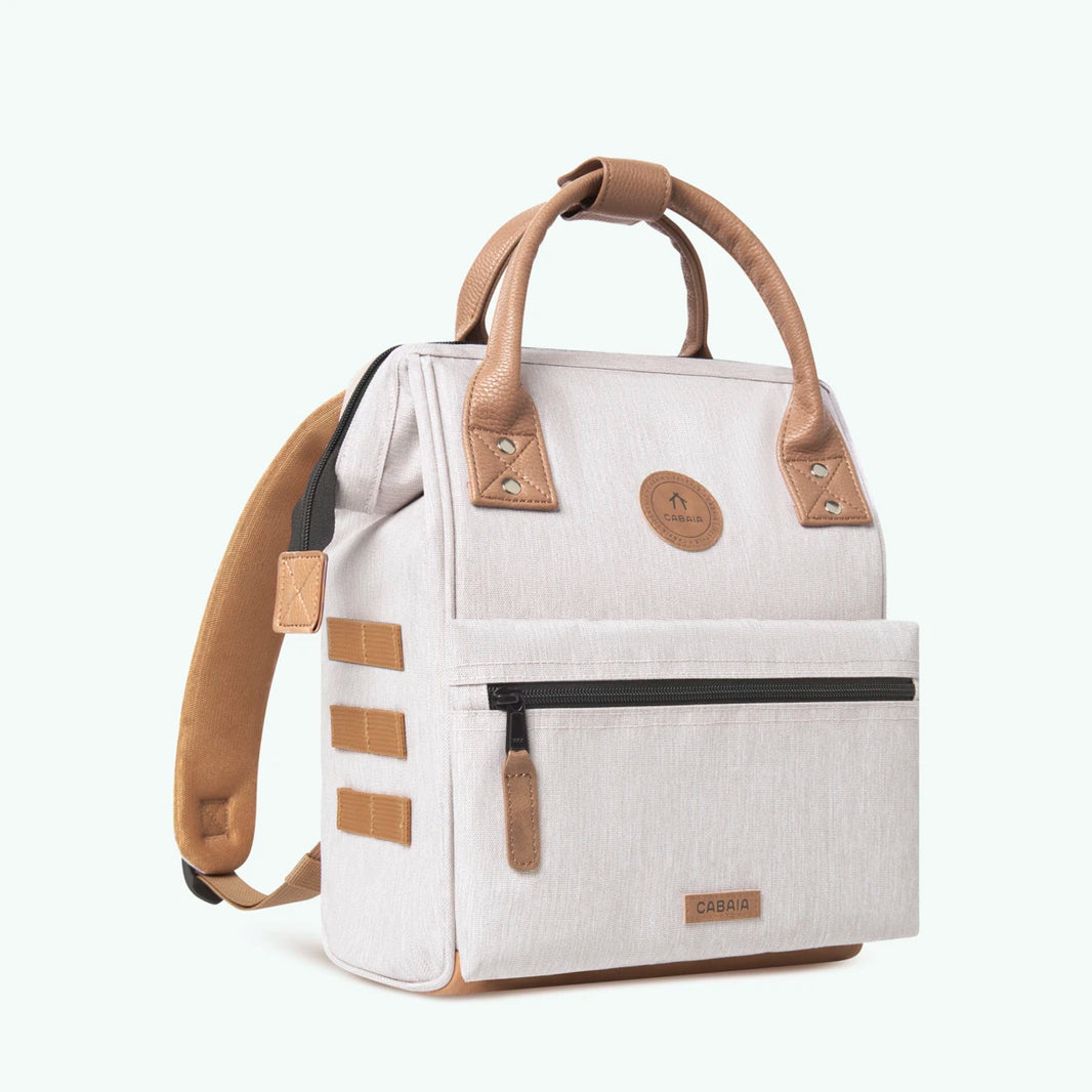 TDM_S24_ADVENTURER_SMALL_AREQUIPA_3701328390930_04_1066x-webp Cabaia Rucksack AREQUIPA Small mit Laptop-Fach - Beige